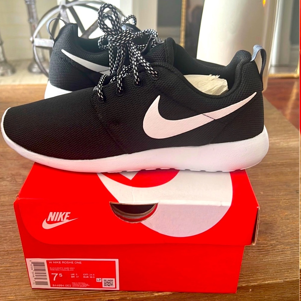 Nike roshe one black & white running shoes size 7.5
Brand new with box.